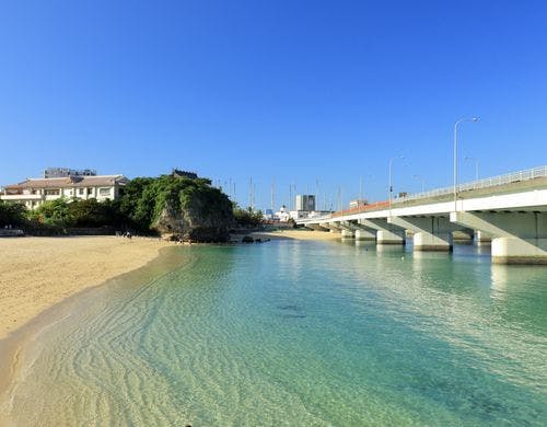 ＜波の上ビーチ＞車で約10分