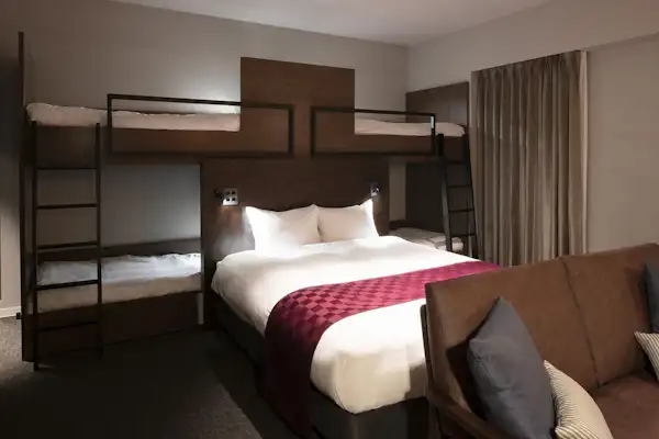 ดีลักซ์ควีน + เตียงลอฟต์ 2 เตียง