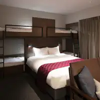 ดีลักซ์ควีน + เตียงลอฟต์ 2 เตียง