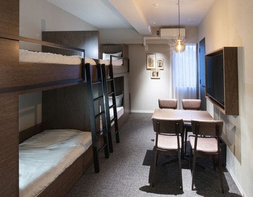 シャワールームと洗面台