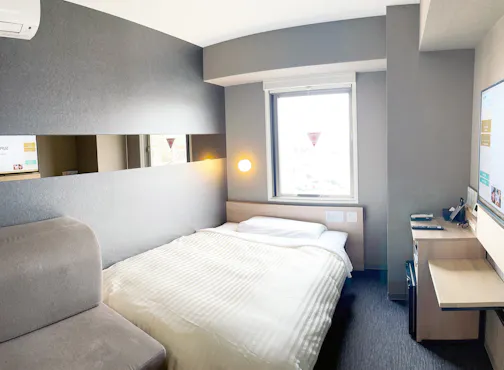 ห้องพักพร้อมเตียงคู่และโซฟา