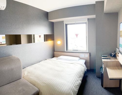 ダブルベッドとソファ付きのお部屋