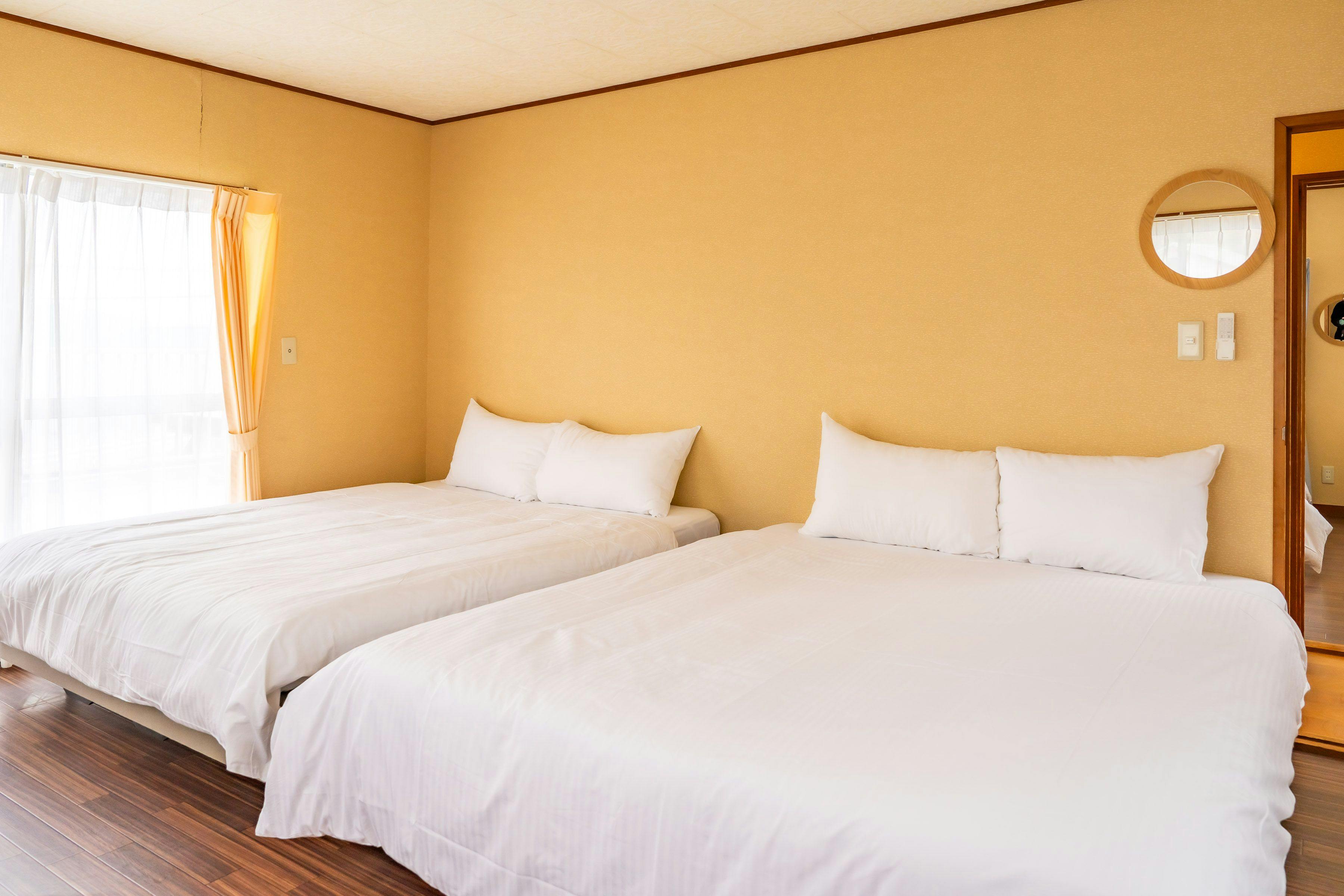 ห้องนอนชั้น 2 มีเตียงคู่ 2 เตียง