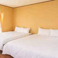 ห้องนอนชั้น 2 มีเตียงคู่ 2 เตียง