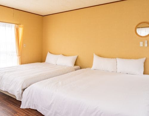 2階の寝室にダブルベッド２台ございます。