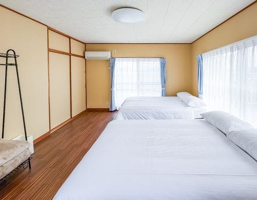2階の寝室にダブルベッド２台ございます。