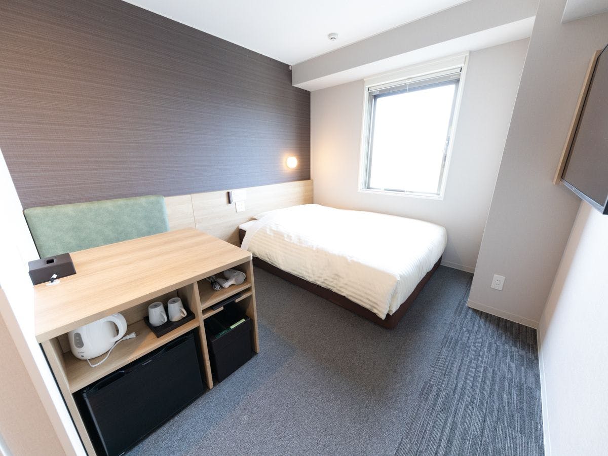 寬敞的書桌方便工作和作業。