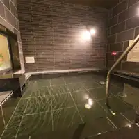 這是無色透明、低張性、弱鹼性的高溫溫泉。