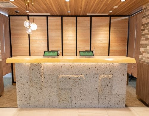 こちらでチェックインをお迎えします