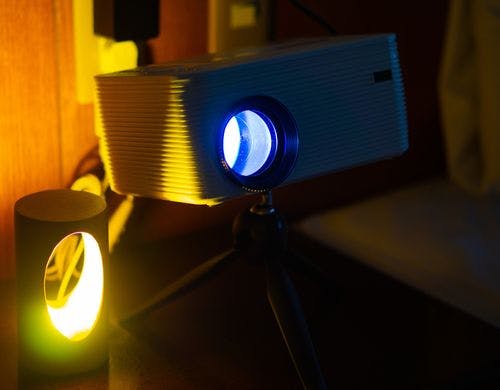 無料貸出プロジェクター（客室での設置例）