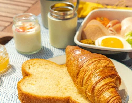 朝食はモーニングボックス