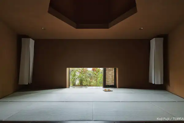 สีน้ำเงิน สีเขียวมรกต และสีขาวในโอกินาวา - ห้องพัก