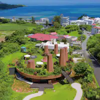 สีน้ำเงิน สีเขียวมรกต และสีขาวกับโอกินาว่า