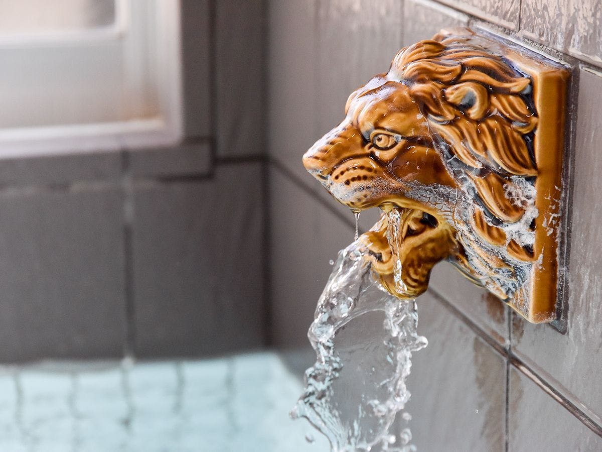 น้ำพุร้อนยามากะมีลักษณะเด่นคือน้ำใสและลื่น