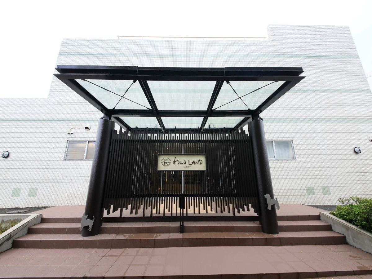 ภายนอก｜กรุณามุ่งหน้าไปยังประตูสีน้ำตาล