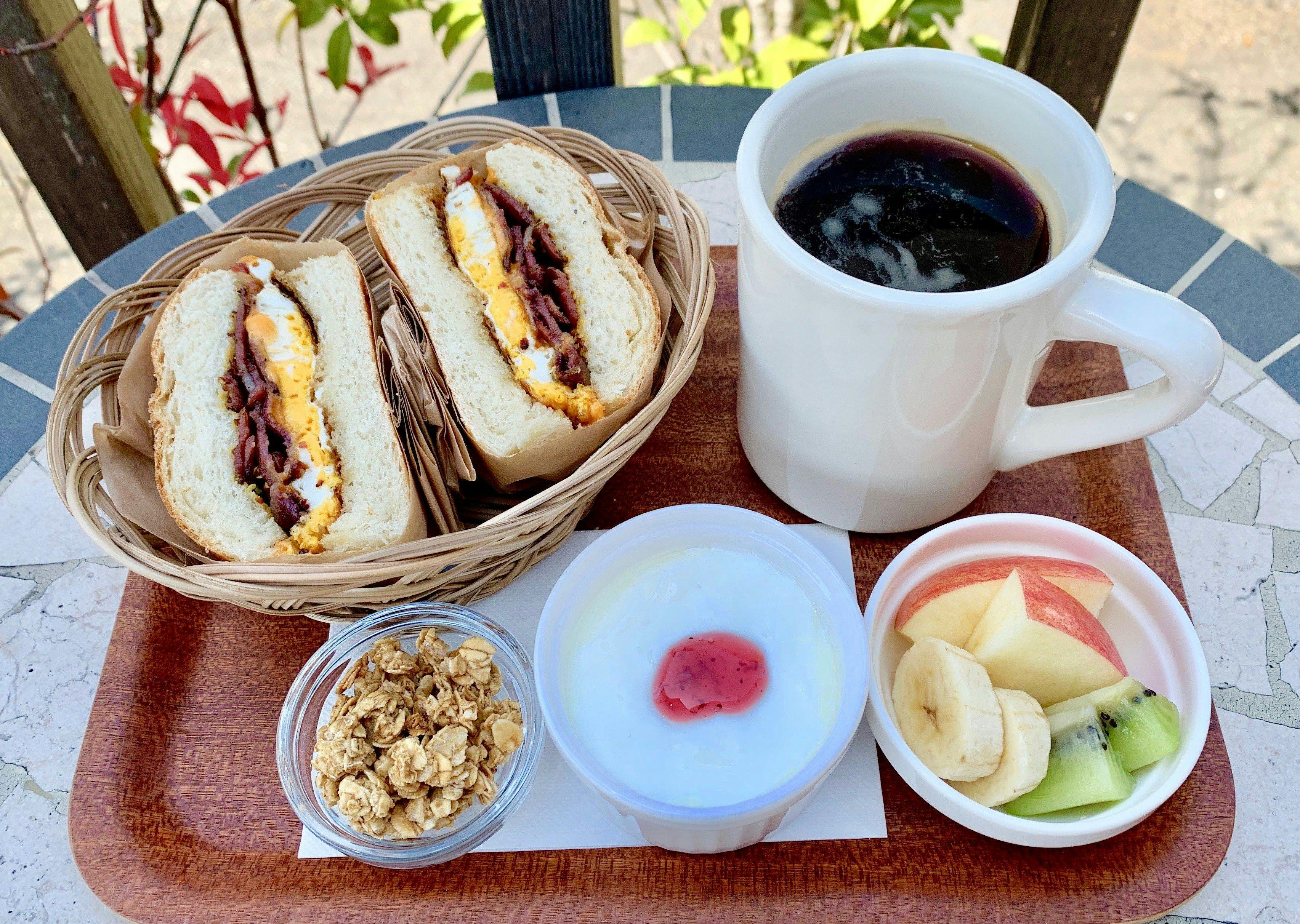 แซนด์วิชร้อนไข่ ชีส และเบคอน