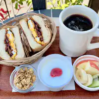 แซนด์วิชร้อนไข่ ชีส และเบคอน