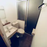 ห้องพักแต่ละห้องมีห้องน้ำและฝักบัวส่วนตัว