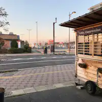 อยู่ตรงหน้าท่าเรือเฟอร์รี่ไปยังนาโอชิมะ เทชิมะ และโชโดชิมะ