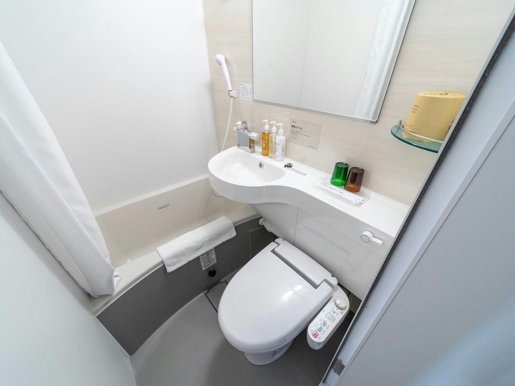 각 객실에는 유닛 욕조가 있습니다.