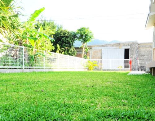 【施設外観】解放感のあるお庭もございます