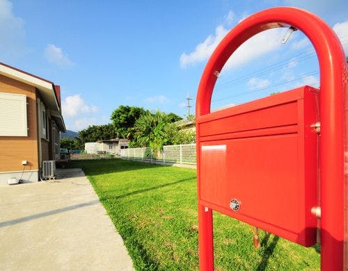 【施設入口】入口の赤いポストが目印です
