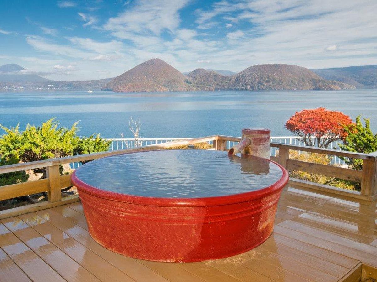 가을 도야호를 바라보는 절경의 노천탕