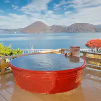 가을 도야호를 바라보는 절경의 노천탕