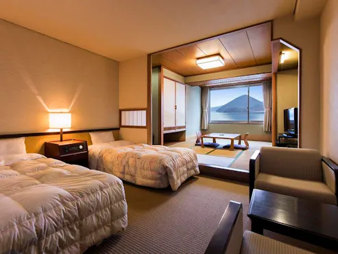 호수 쪽 일본식 및 서양식 객실