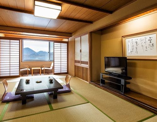 【湖側和室】