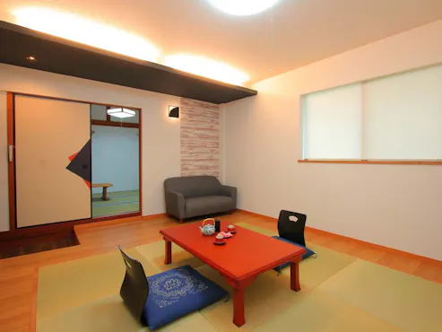 Bilik gaya Jepun-Barat yang diperbaharui (tandas dan sinki berkongsi)