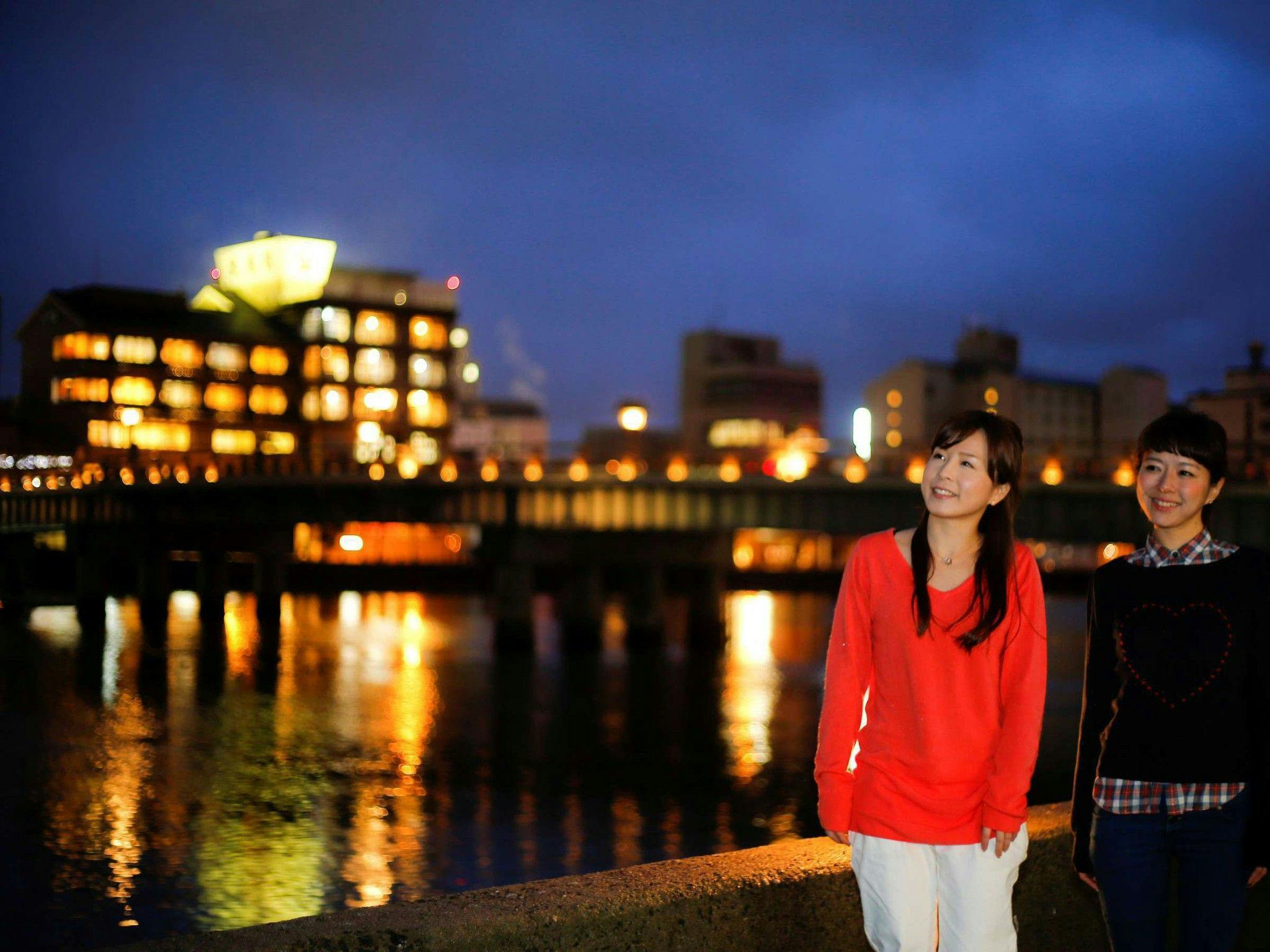 ทิวทัศน์ยามค่ำคืนจากฝั่งตรงข้าม