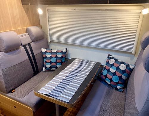 キャンピングカー室内（就寝エリア）