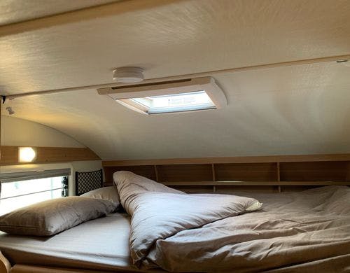キャンピングカー室内ベット