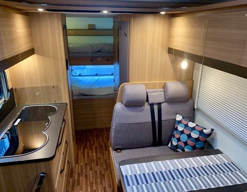 キャンピングカー室内後部ベット