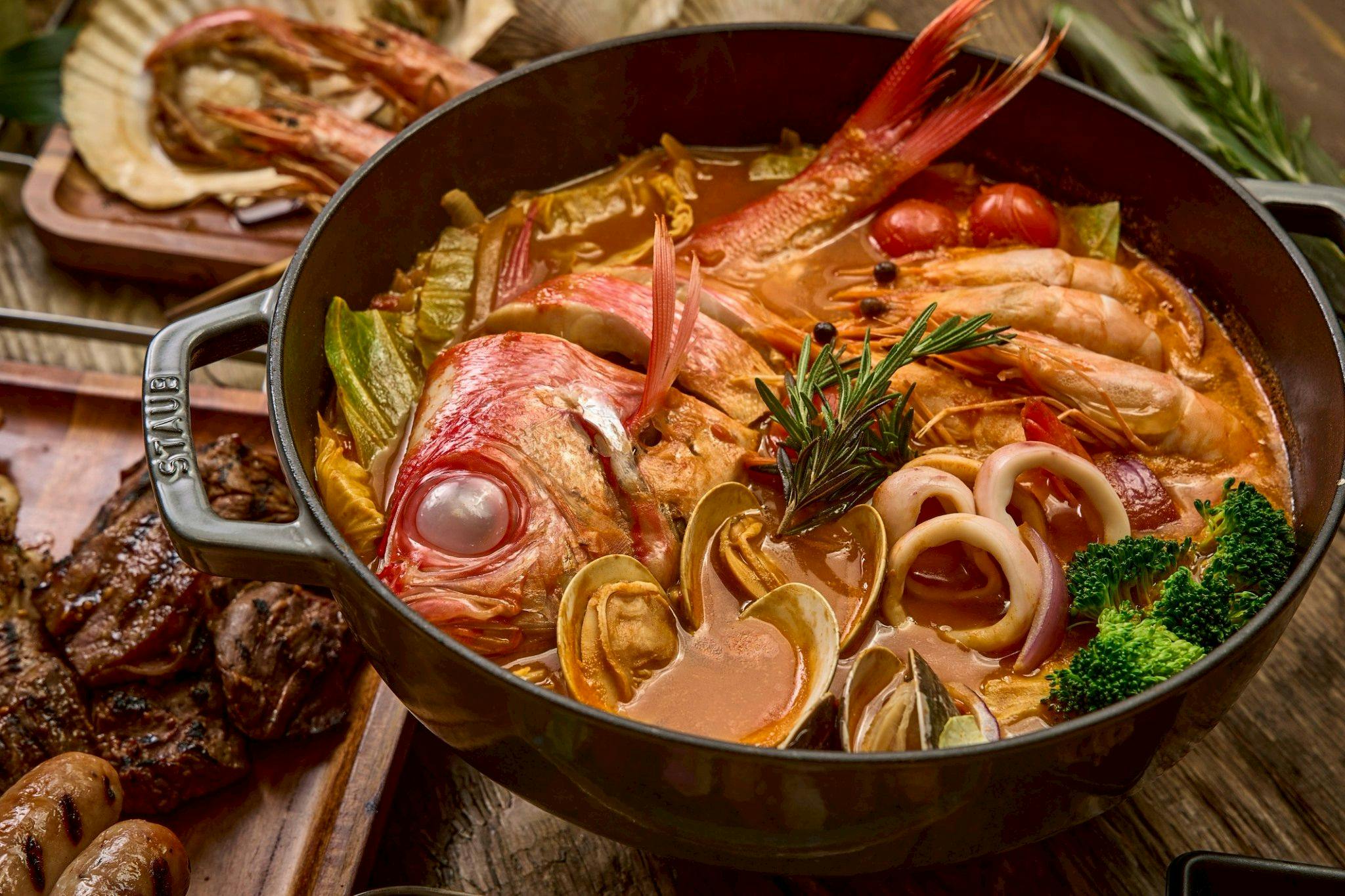 Bouillabaisse dari ikan segar hidup hasil tangkapan perairan sekitar