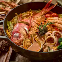 Bouillabaisse dari ikan segar hidup hasil tangkapan perairan sekitar