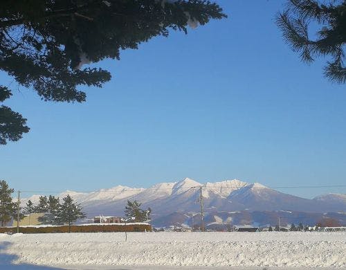 施設から見える十勝岳連峰の景色