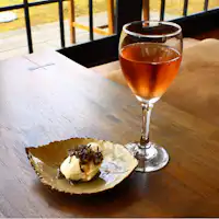 ไวน์ฤดูใบไม้ผลิและของว่างสไตล์ญี่ปุ่น