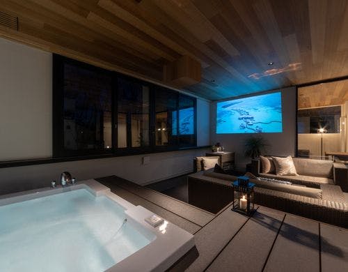 屋内テラス／サウナ・ジャグジー完備