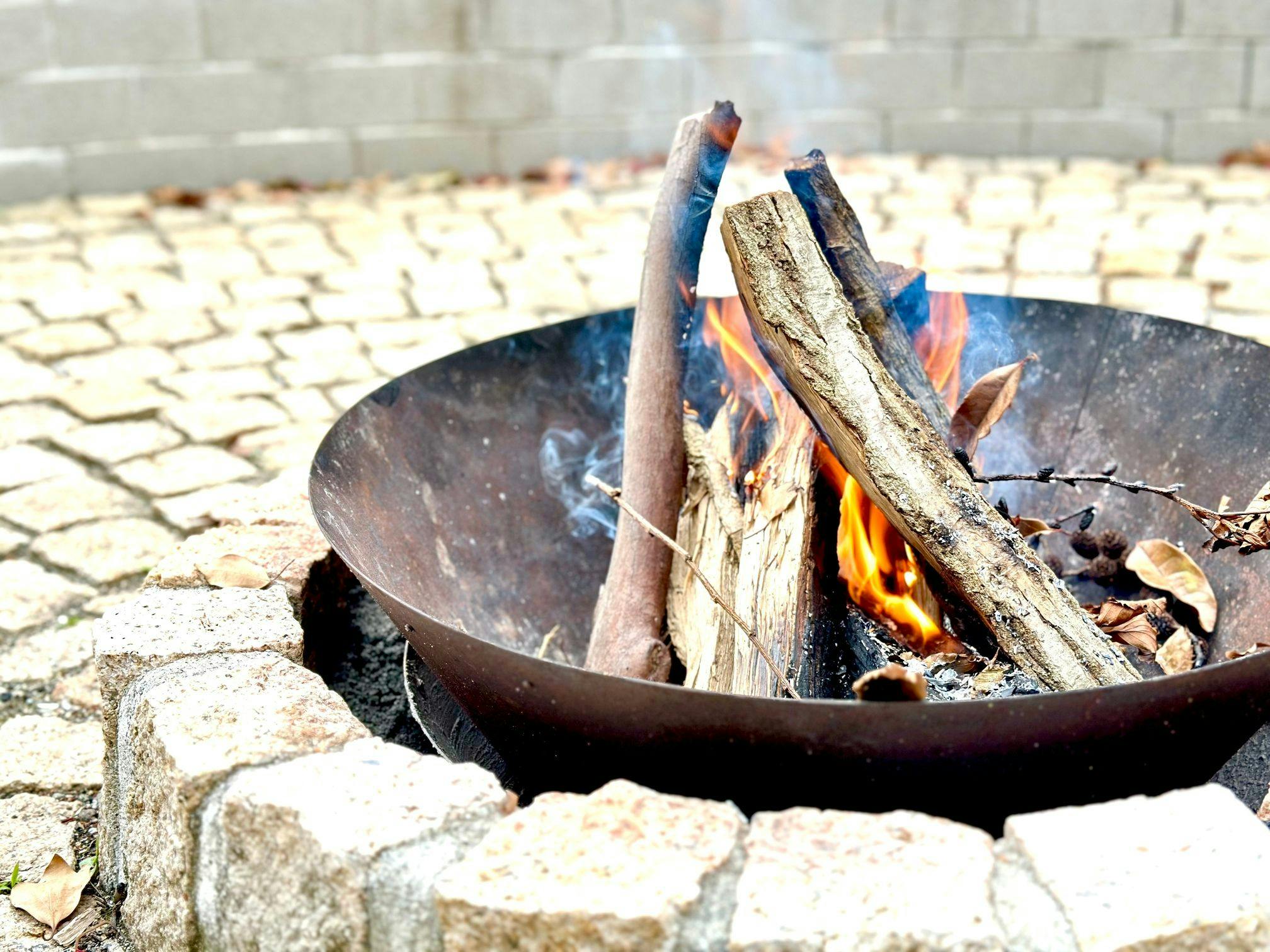 Berkumpul bersama di sekitar api unggun