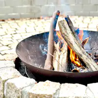 Berkumpul bersama di sekitar api unggun