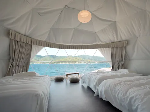 Semua bilik menghadap laut.