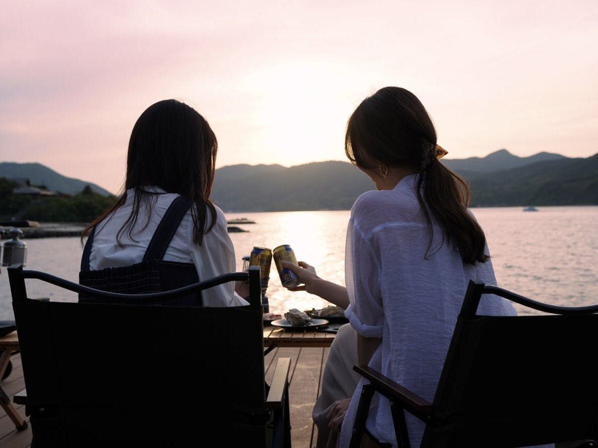 Makan malam dengan bahan-bahan lokal pulau sambil menikmati matahari terbenam.