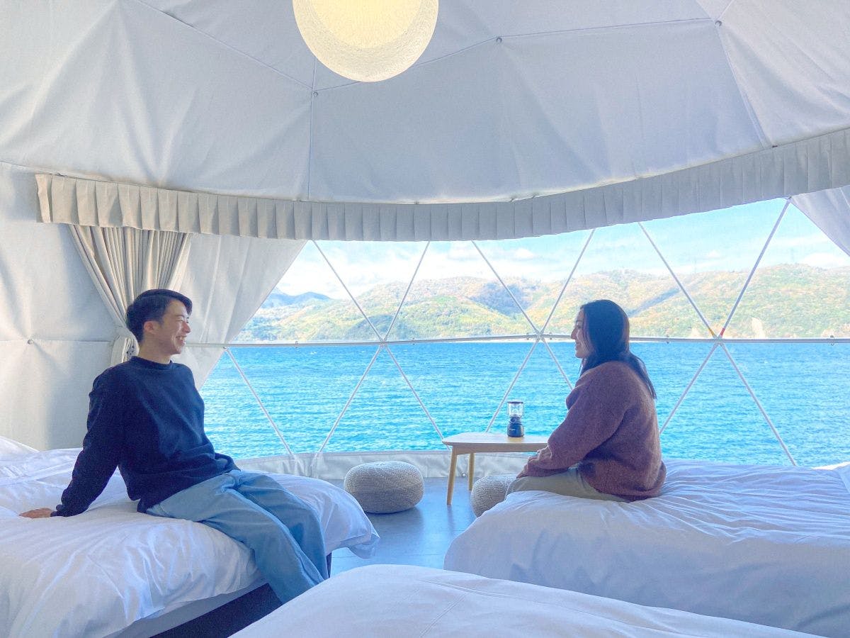 Pemandangan warna laut yang terus berubah dari tempat tidur.