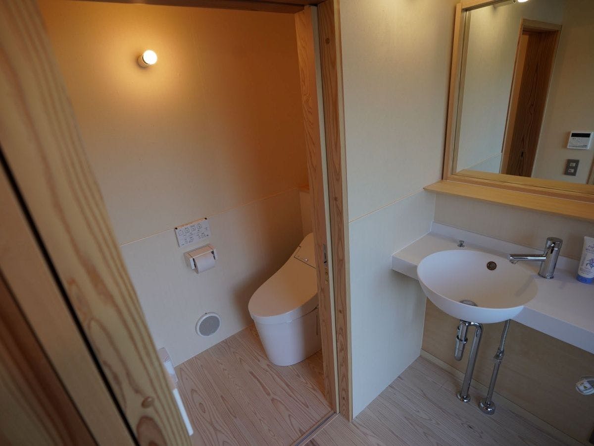 Dilengkapi dengan kamar mandi dan toilet pribadi.