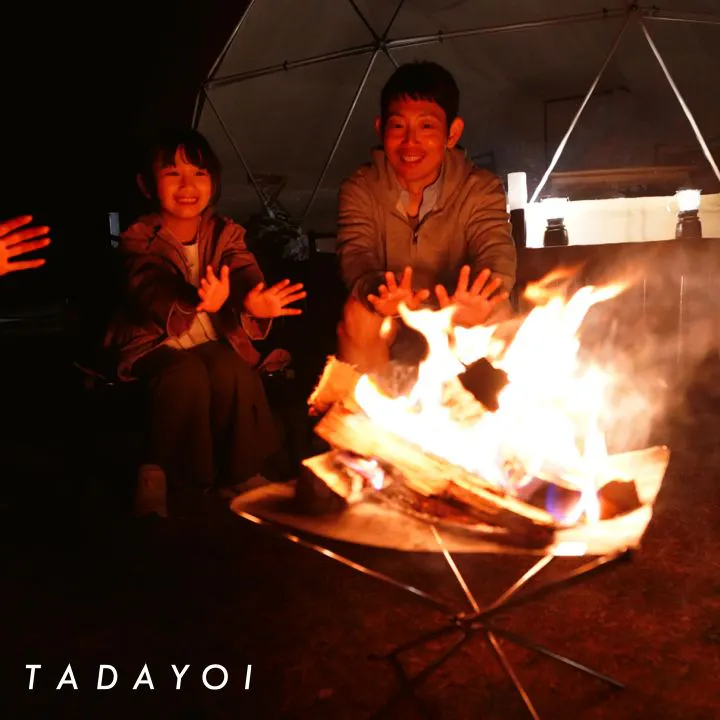 Berkemah dengan api unggun di bawah langit penuh bintang tepat di depan laut♪