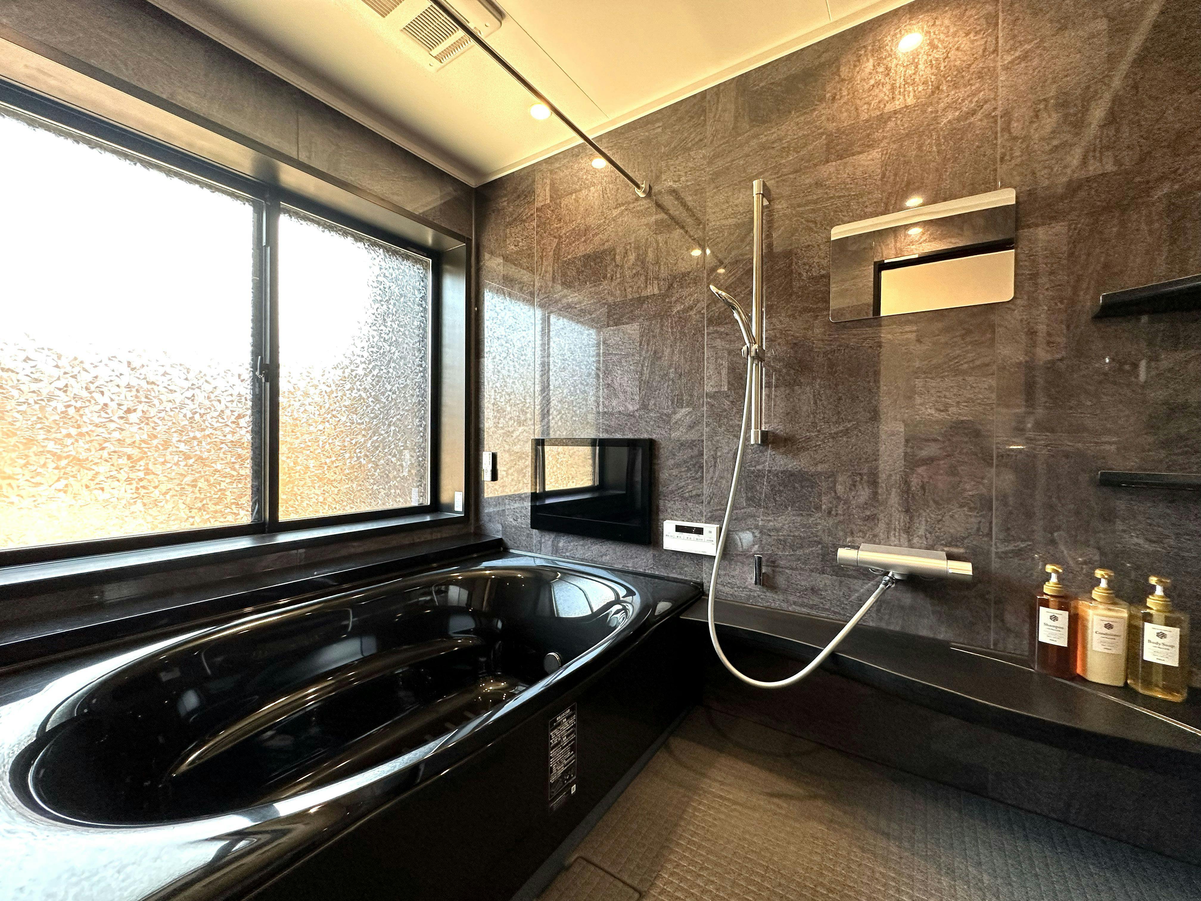 ห้องน้ำขนาดใหญ่พร้อมทีวี