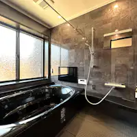 ห้องน้ำขนาดใหญ่พร้อมทีวี