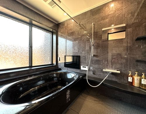 テレビ付き大型バスルーム